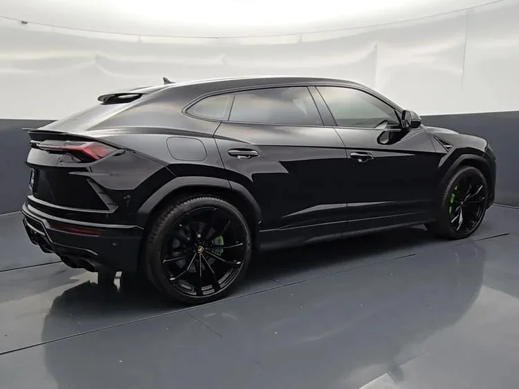 Used 2022  Lamborghini Sport Utility 4D image 12