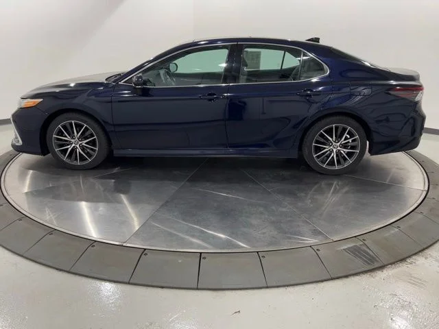 Used 2021  Toyota XLE image 2