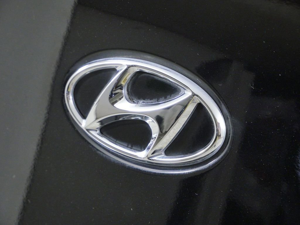 Used 2015 Black Hyundai 3.8 image 11