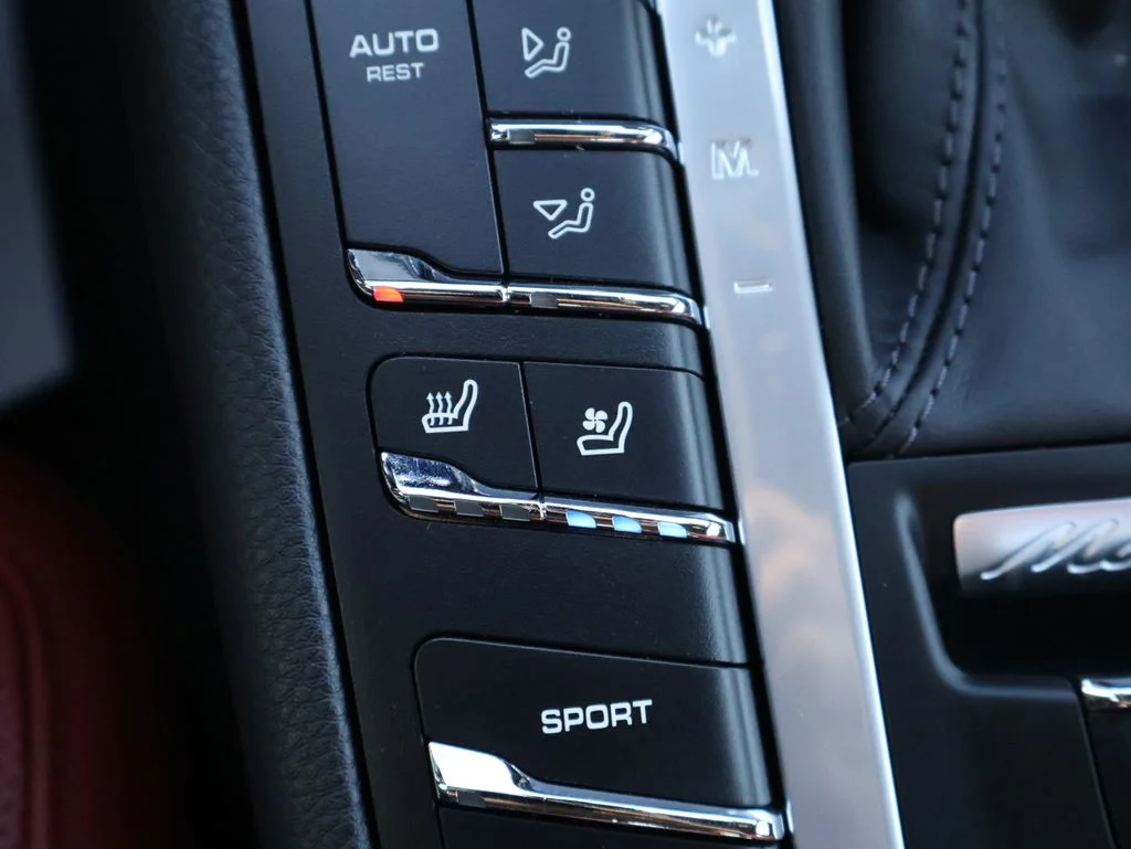 Used 2020  Porsche Base image 26