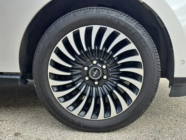 Used 2019 White Platinum Clearcoat Metallic Lincoln Black Label image 41