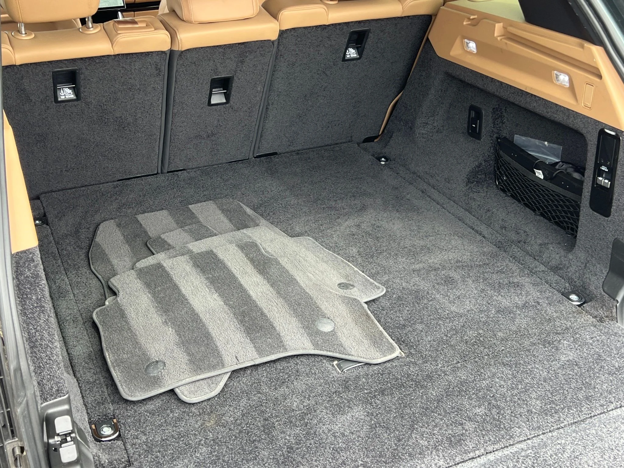 Used 2023 Green Land Rover SE image 19