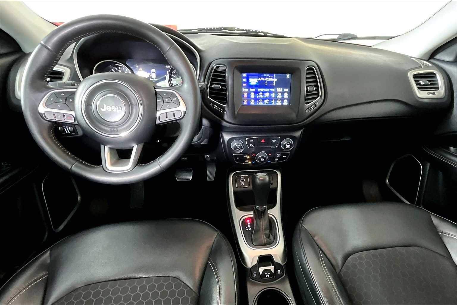 Used 2018 Olive Green Pearlcoat Jeep Latitude image 14