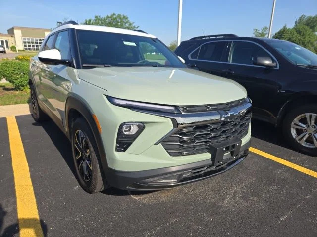 Used 2025 Green Chevrolet ACTIV image 1