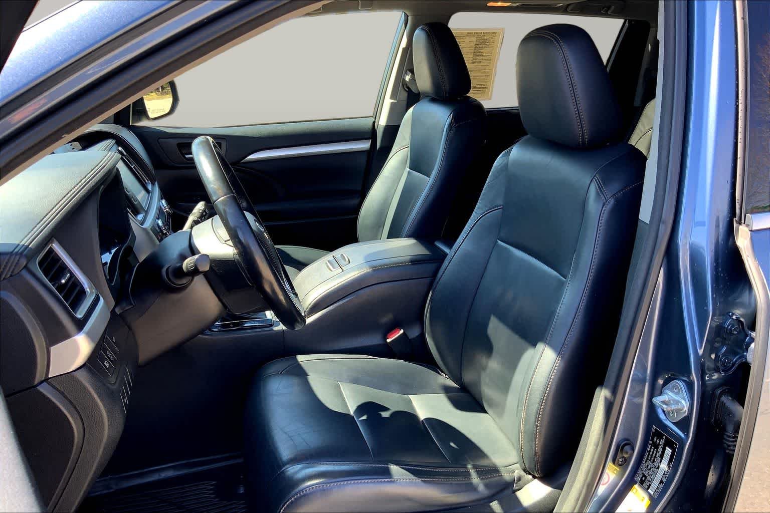 Used 2017 Shoreline Blue Pearl Toyota XLE image 9