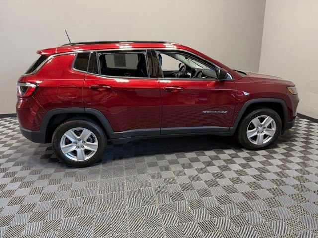 Used 2022 Velvet Jeep Latitude image 7
