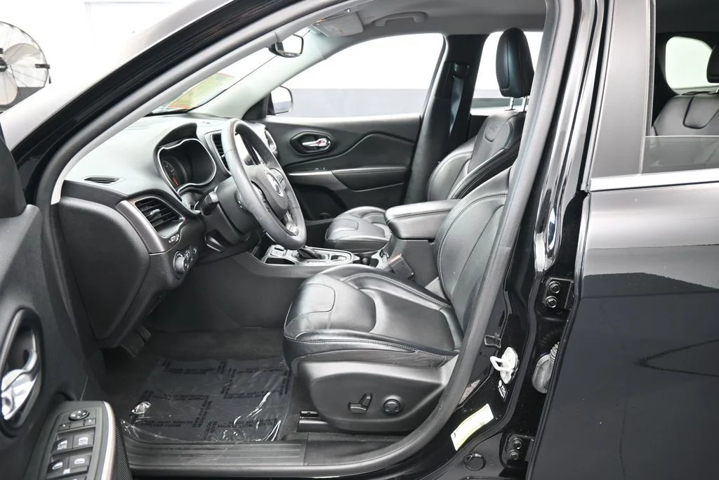 Used 2022 Diamond Black Crystal Pearlcoat Jeep Latitude Lux image 11