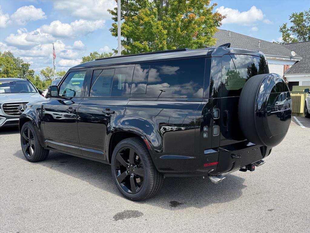 New 2026 Santorini Black Metallic Land Rover V8 image 3