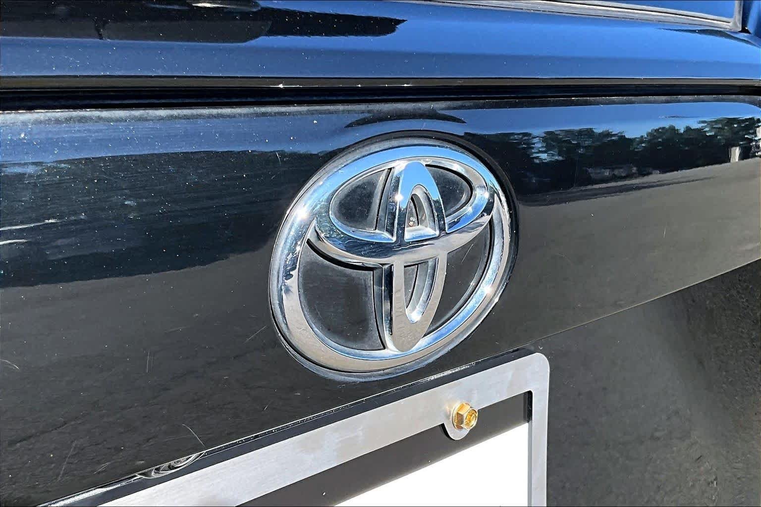 Used 2022 Midnight Black Metallic Toyota XLE image 31