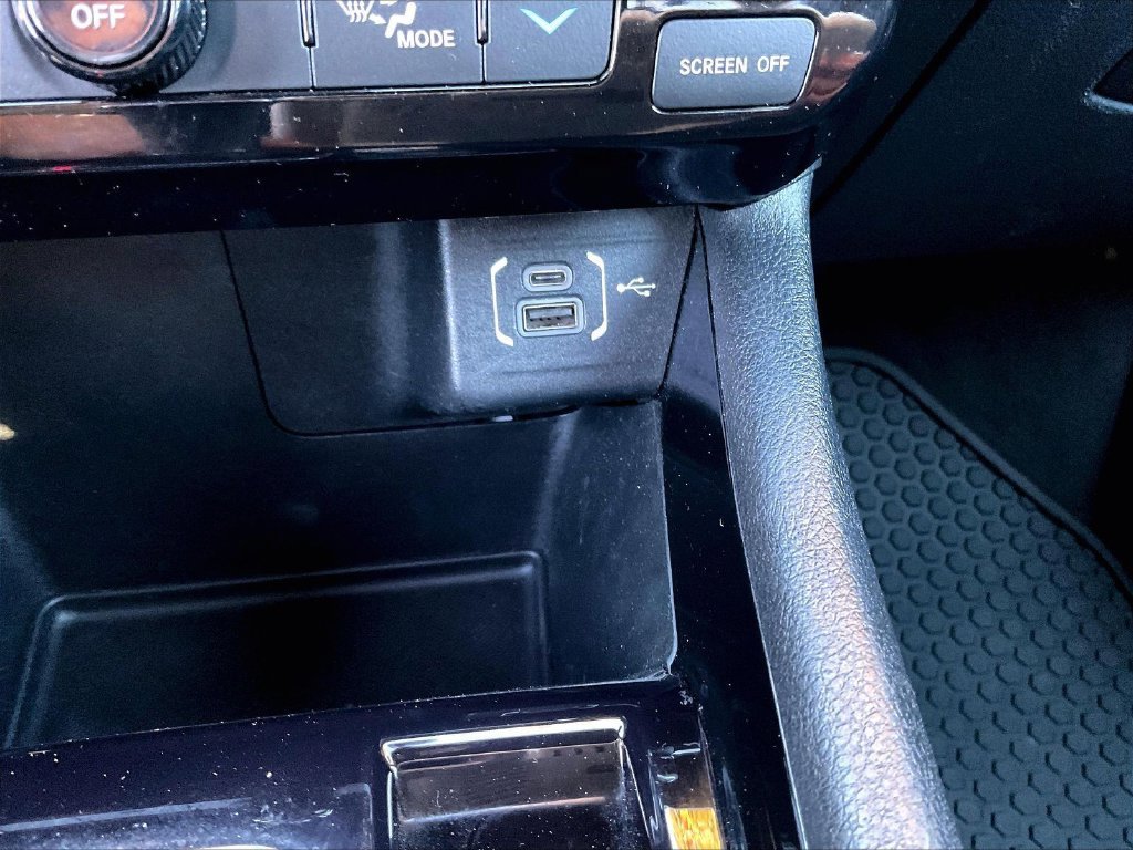 Used 2022 Silver Jeep Latitude image 12