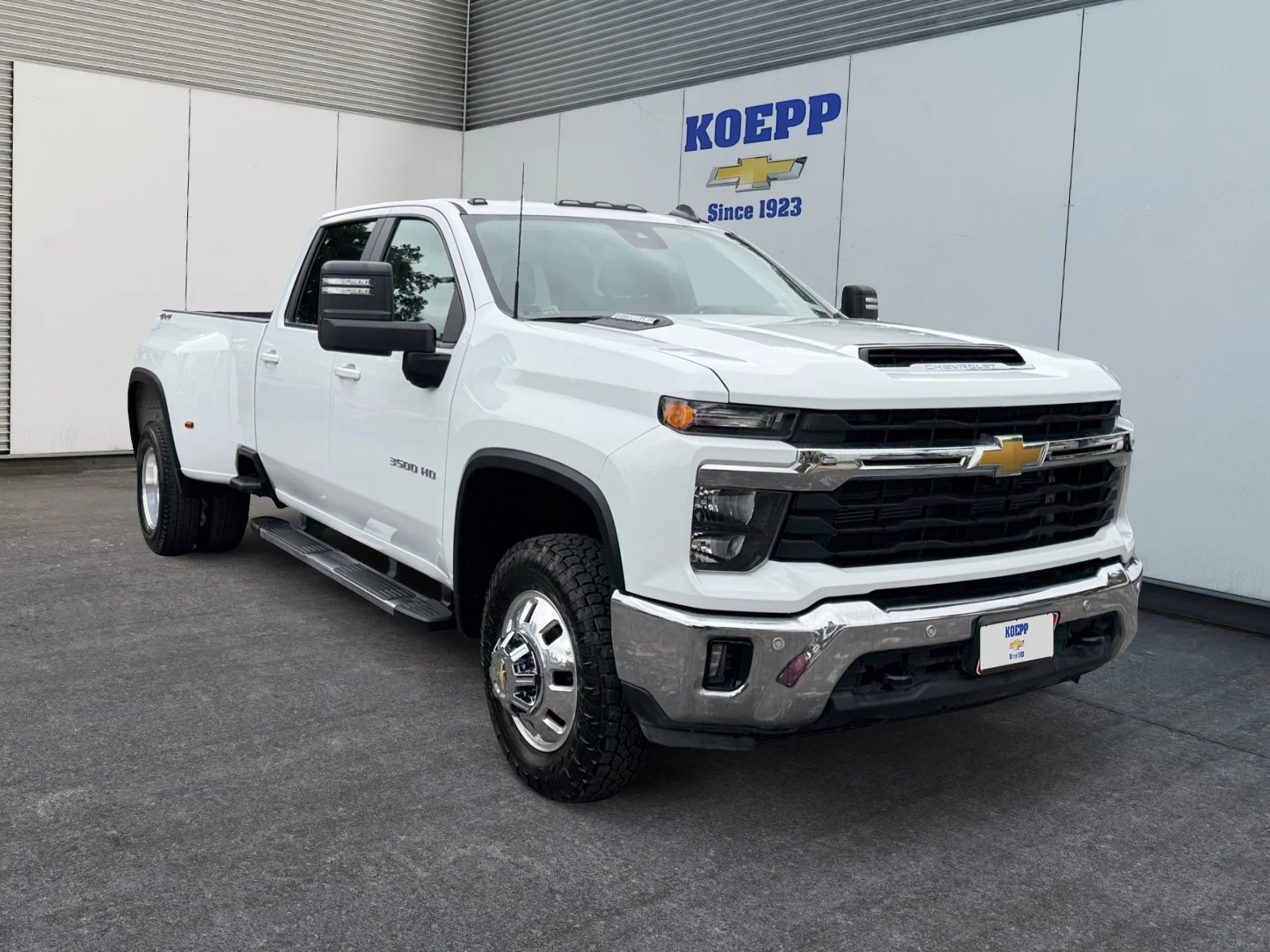 Used 2025 Summit White Chevrolet LT DRW image 7