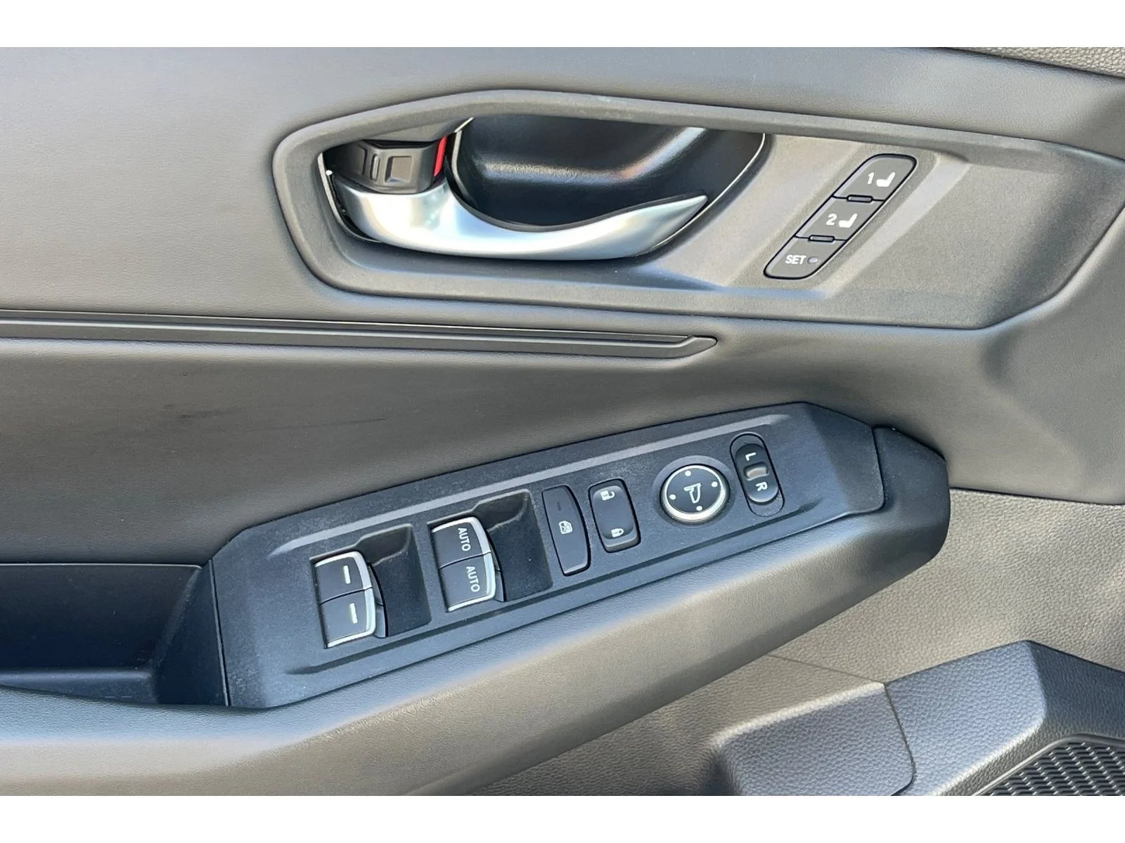 Used 2025 Solar Silver Metallic Honda EX-L image 12