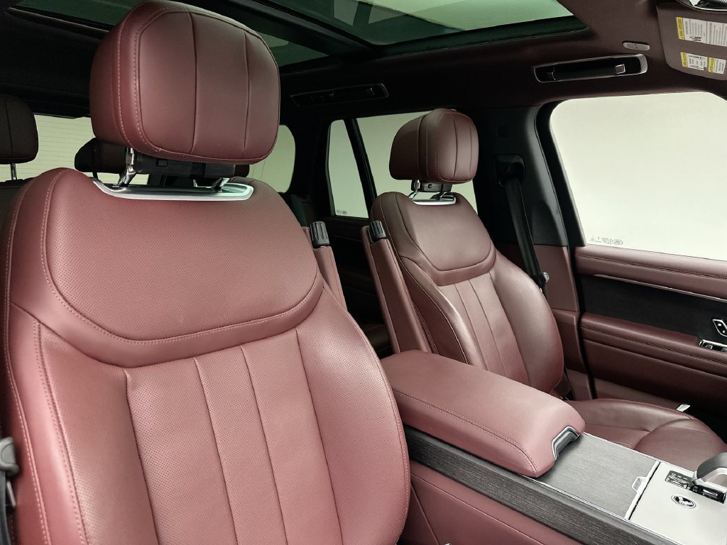 Used 2025  Land Rover SE image 18