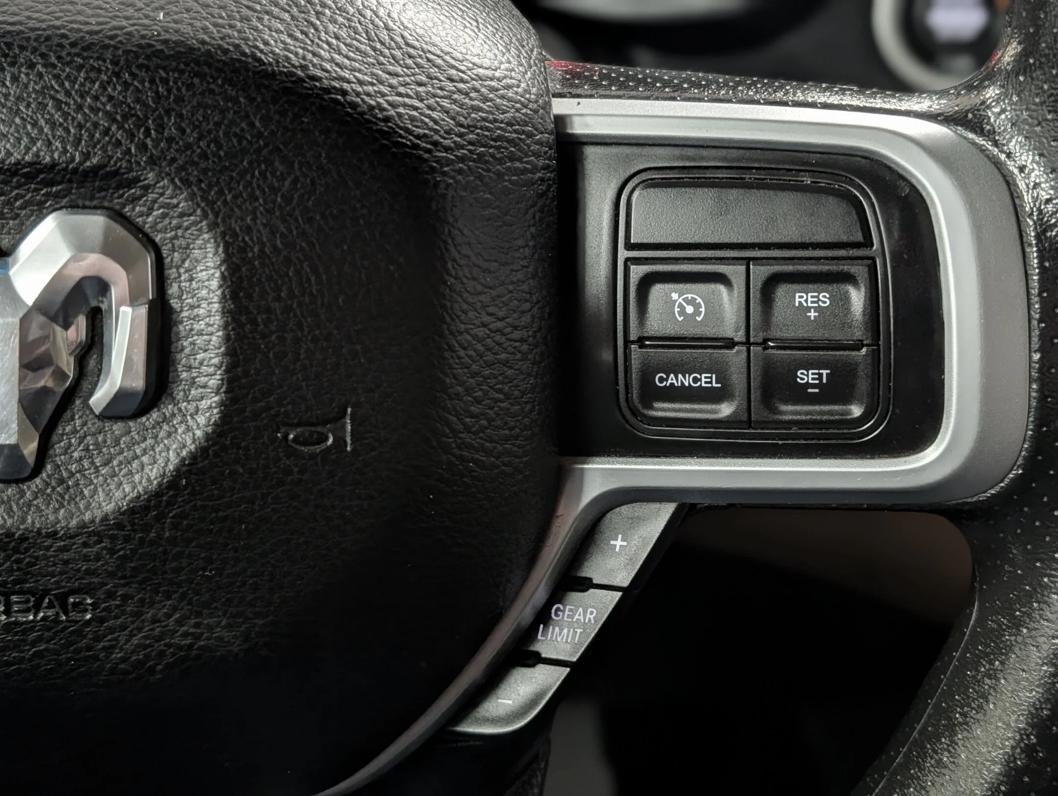 Used 2019 White RAM Big Horn - 6.4L HEMI - Apple CarPlay - Heated - Big Horn 4x4 Crew Cab 64 Box image 17