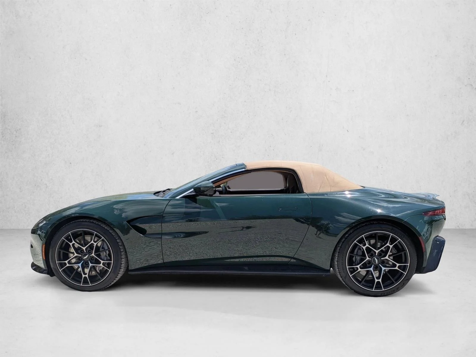 Used 2021  Aston Martin  image 9