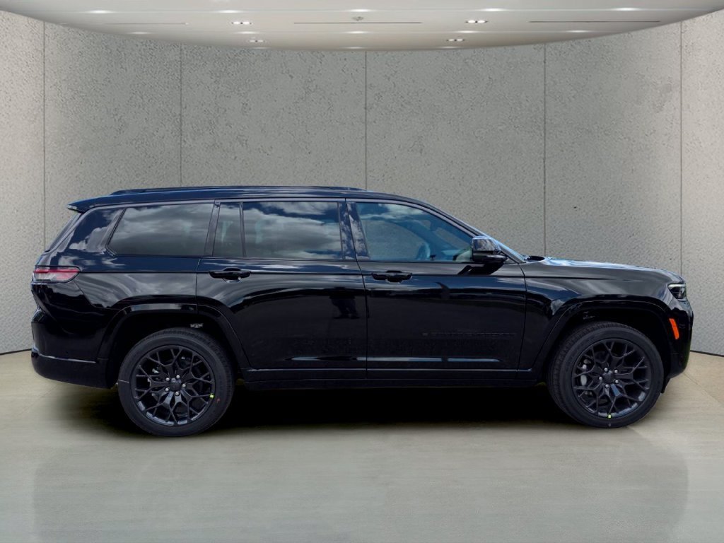 New 2026 Diamond Black Crystal Pearl-Coat Exterior Paint Jeep Summit image 3