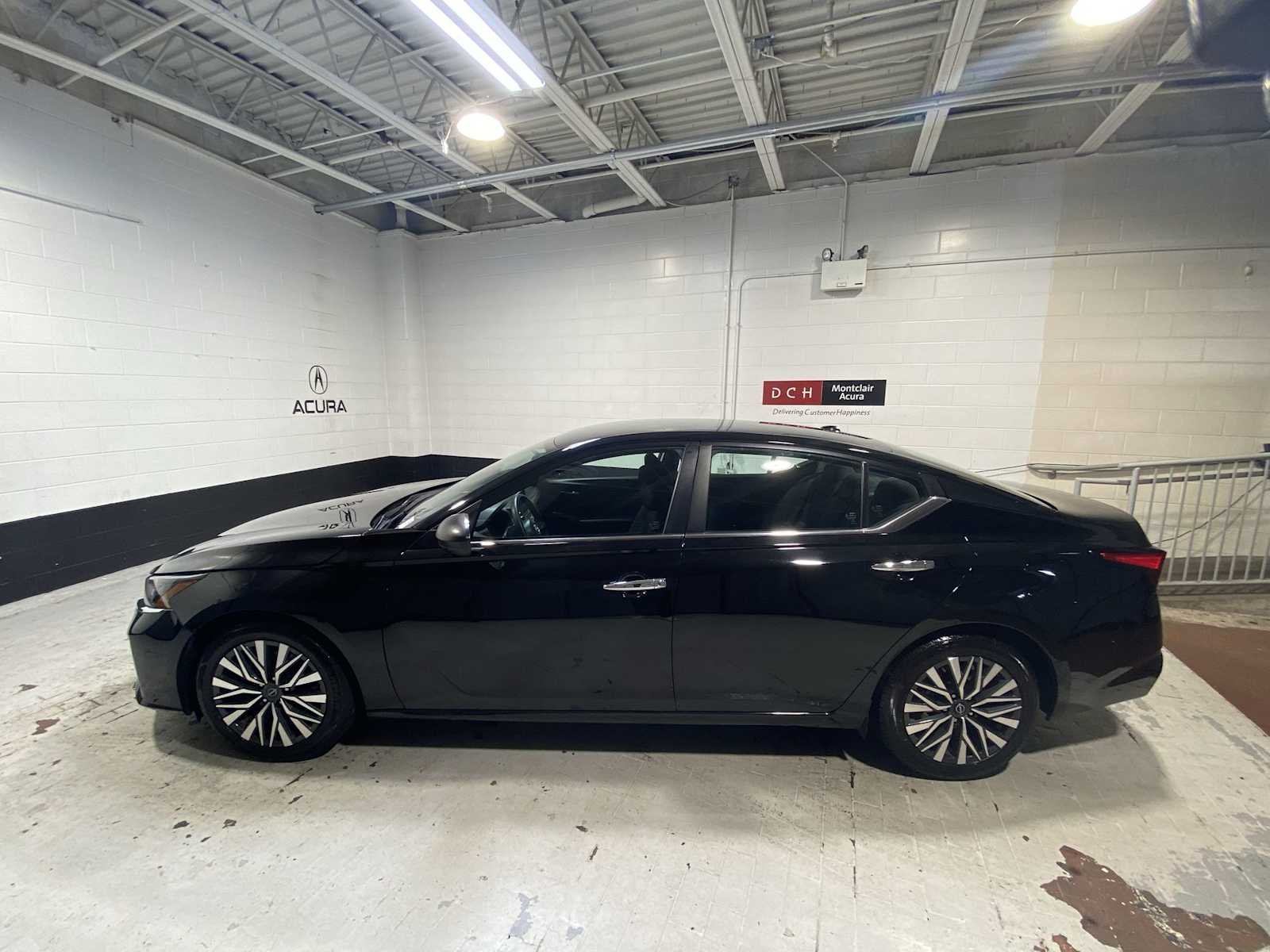 Used 2024 Super Black Nissan 2.5 SV image 3