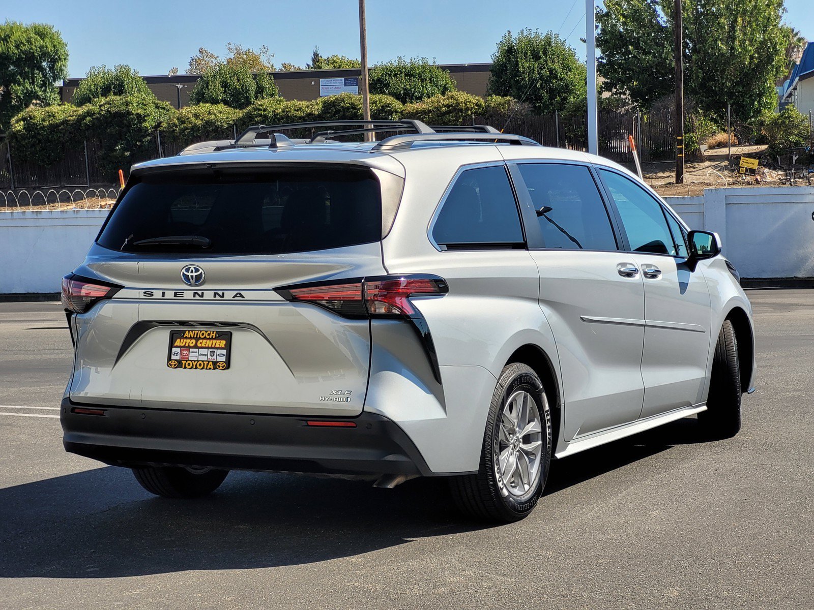 Used 2022 Silver Toyota XLE image 4