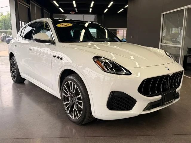 Used 2025 White Maserati Base image 5