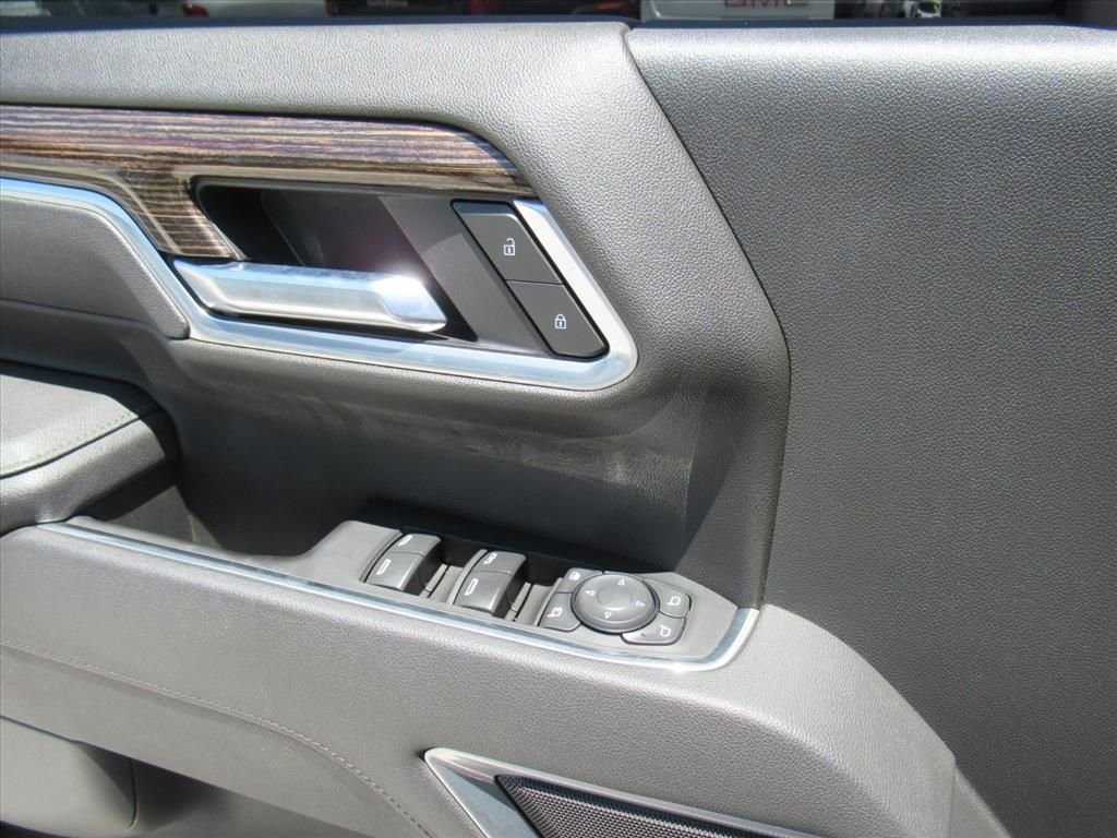 Used 2025 White GMC SLE image 21