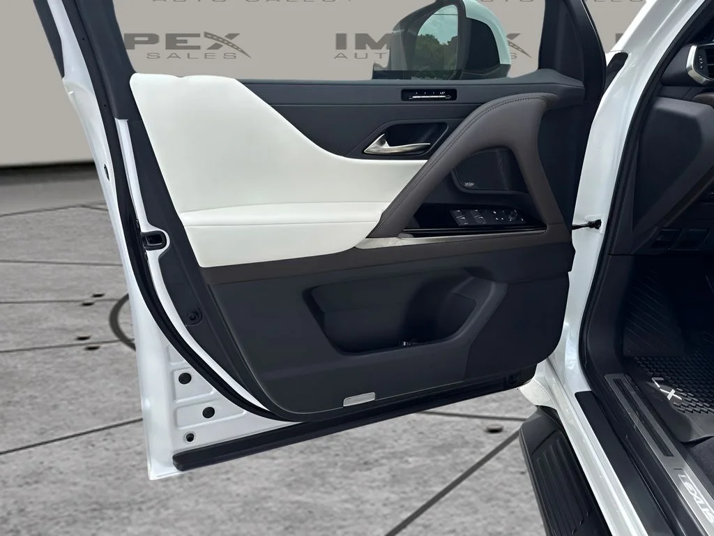 Used 2025 White Lexus 600 Luxury image 29