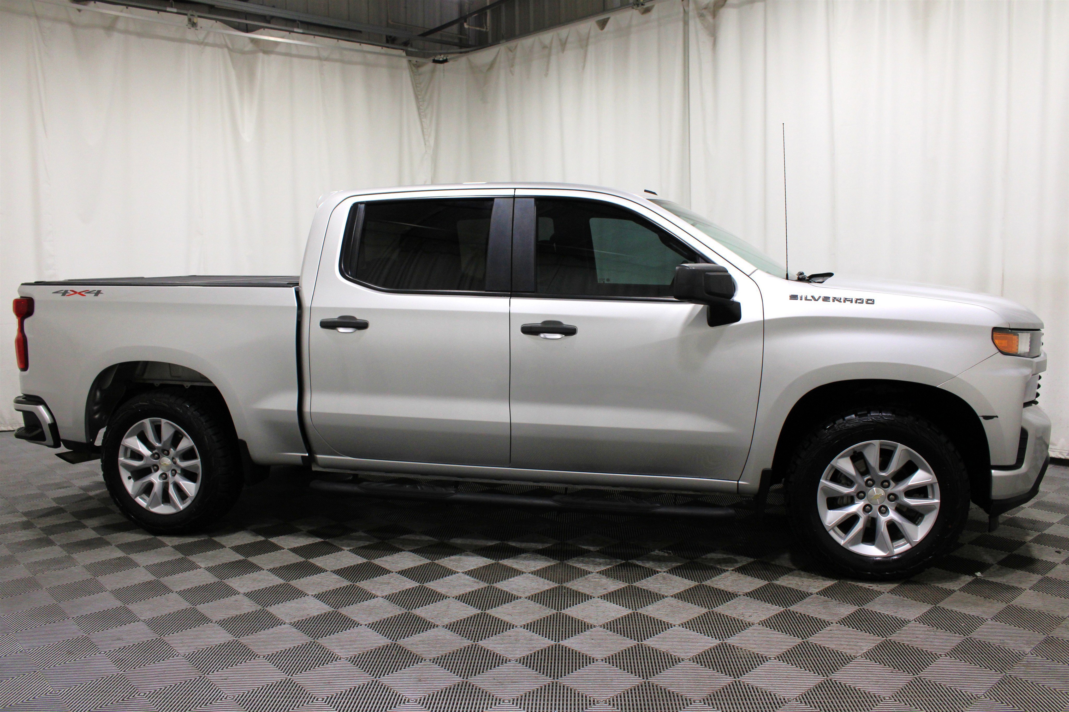 Used 2021 Silver Ice Metallic Chevrolet Custom image 26