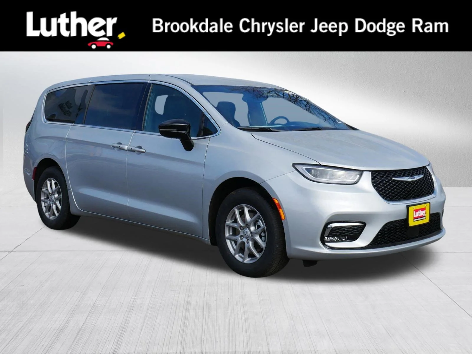 2026 Chrysler Pacifica Select's photo