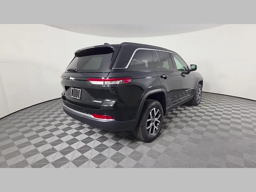 New 2027 High-Gloss Black Paint Jeep Laredo image 25