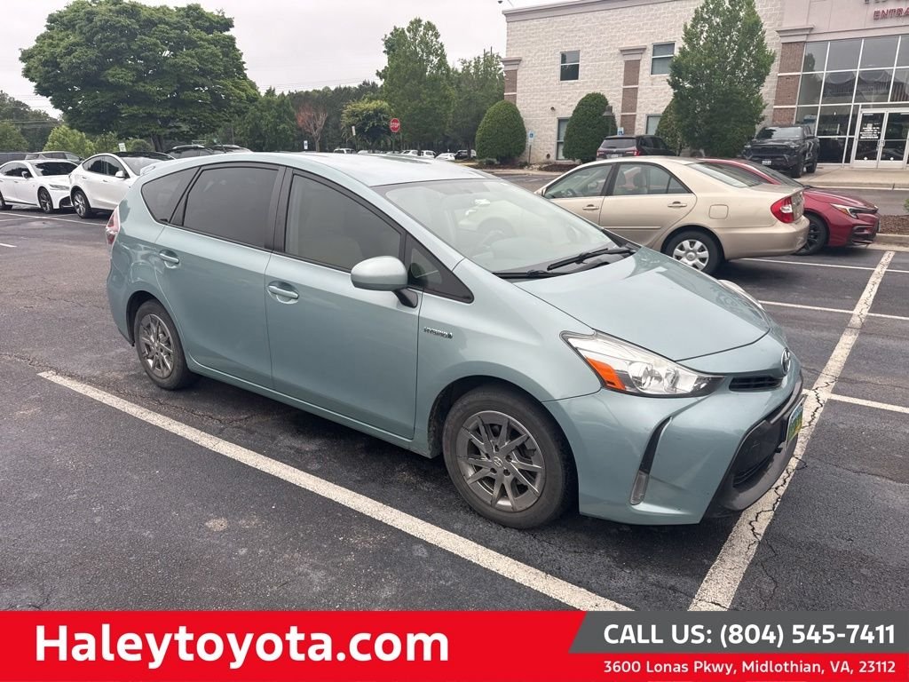 2015 Toyota Prius v Five's photo