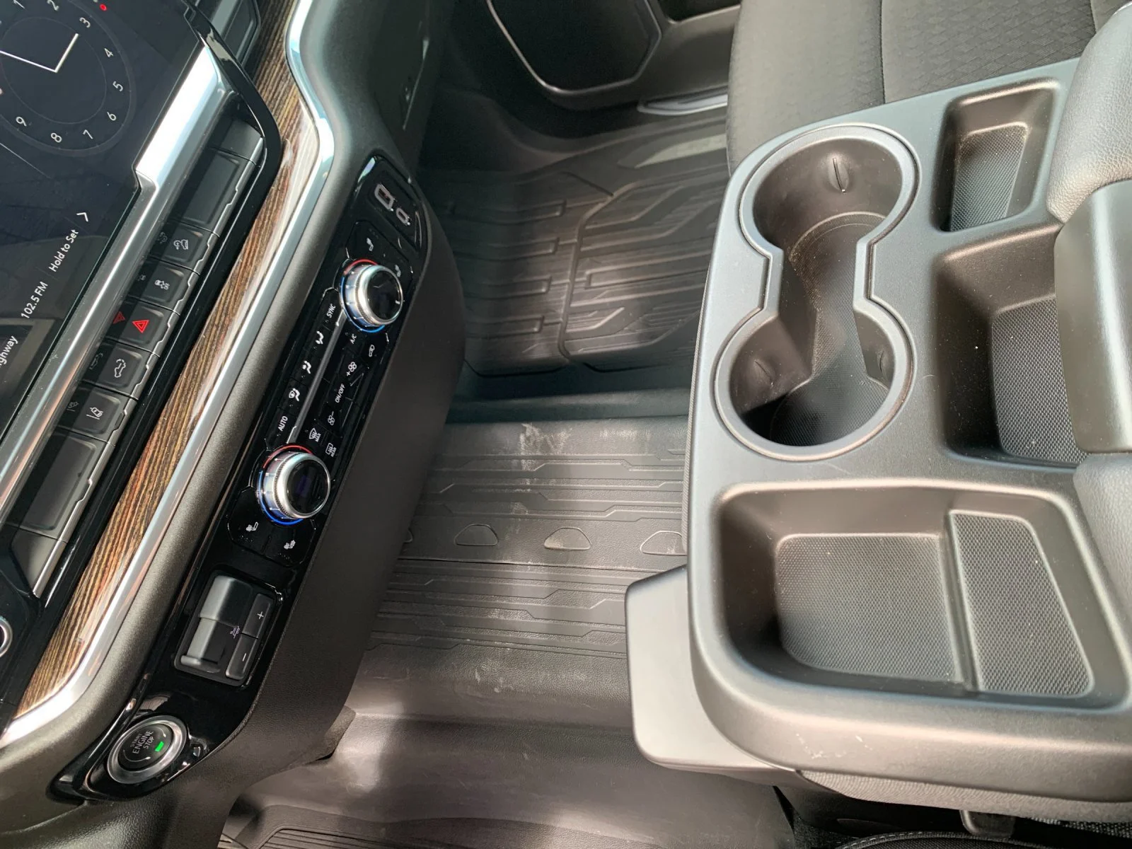 Used 2025 Summit White GMC SLE image 23