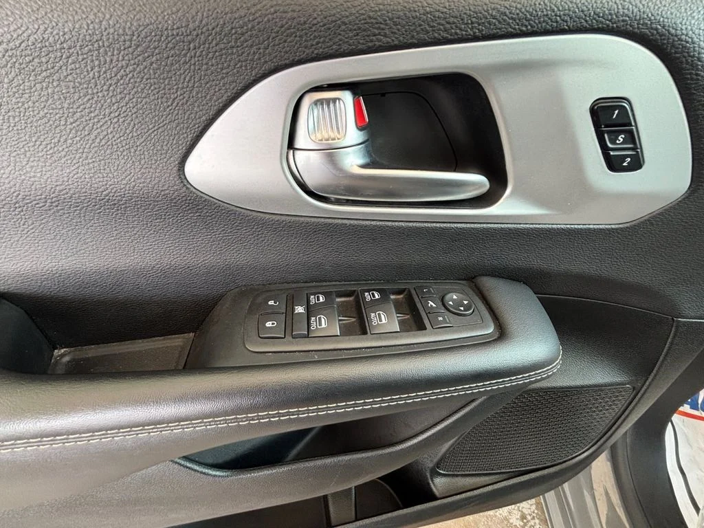 Used 2025 White Chrysler Limited image 29