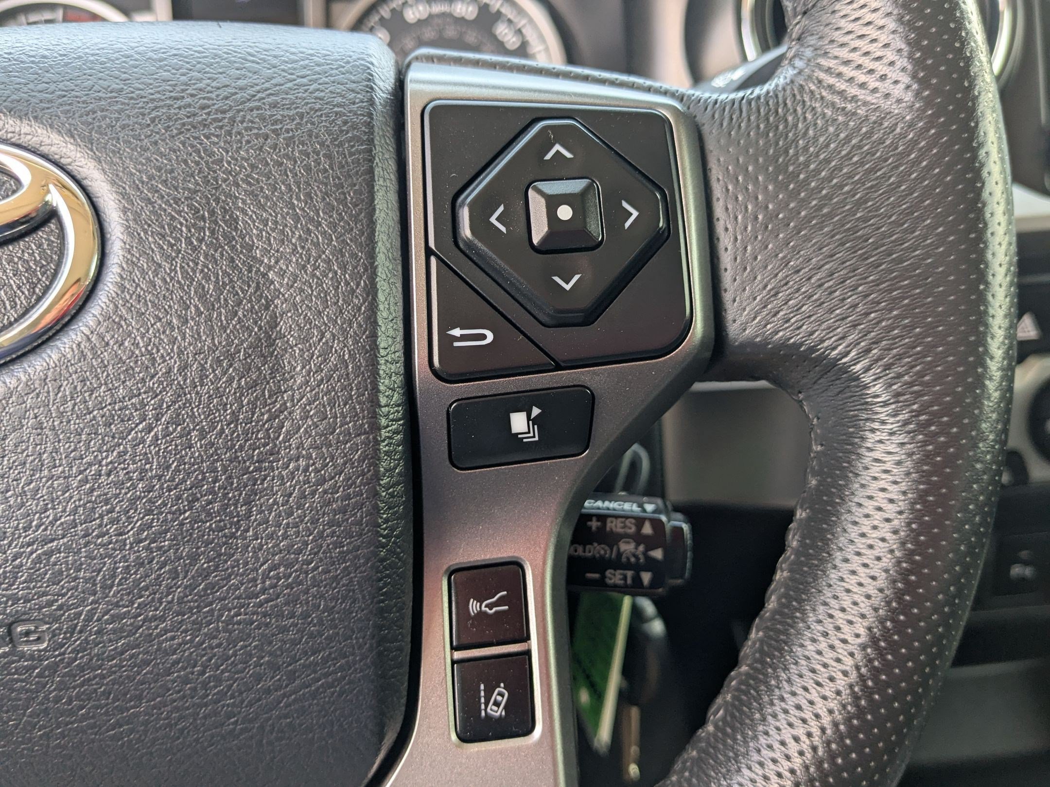 Used 2020 White Toyota SR5 V6 image 18