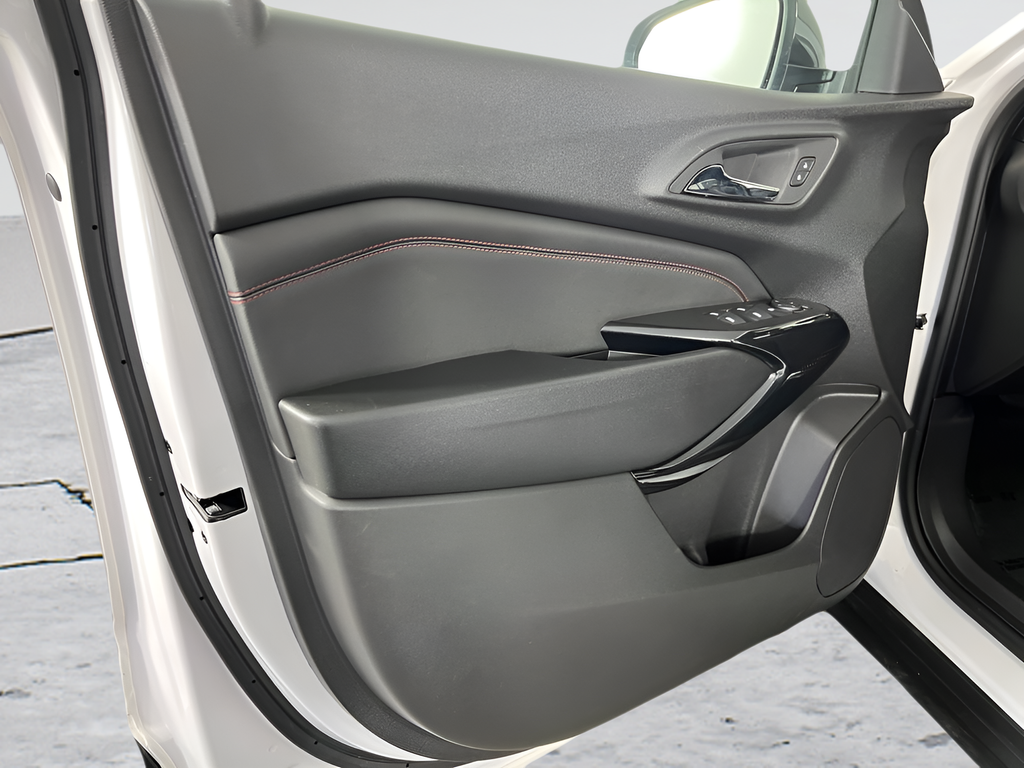 Used 2025 Summit White Chevrolet 2RS image 9