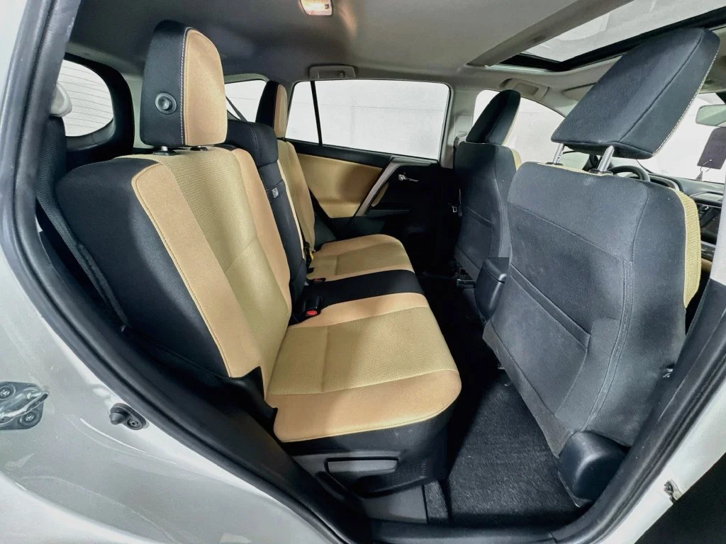 Used 2018 White Toyota XLE image 33