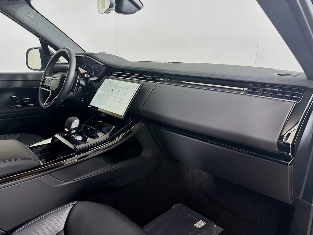 New 2026 Santorini Black Land Rover Dynamic SE image 31