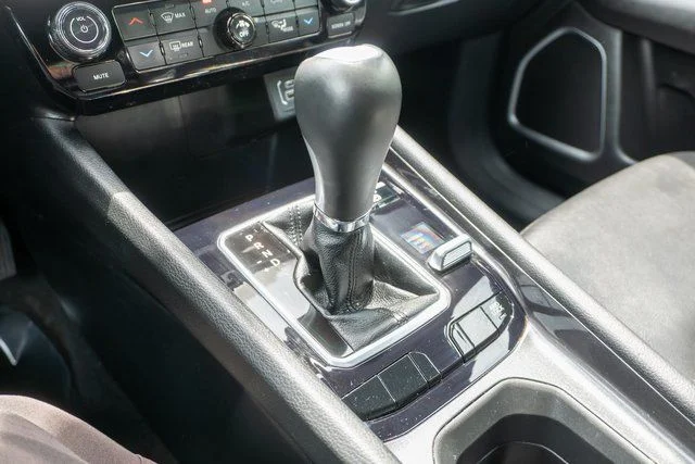 Used 2023 Silver Jeep Latitude image 30