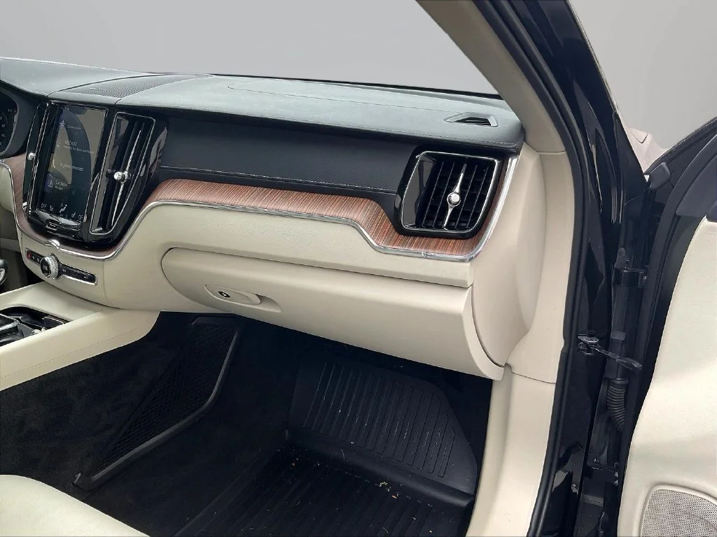 Used 2019 Onyx Black Metallic Volvo T6 Inscription image 25