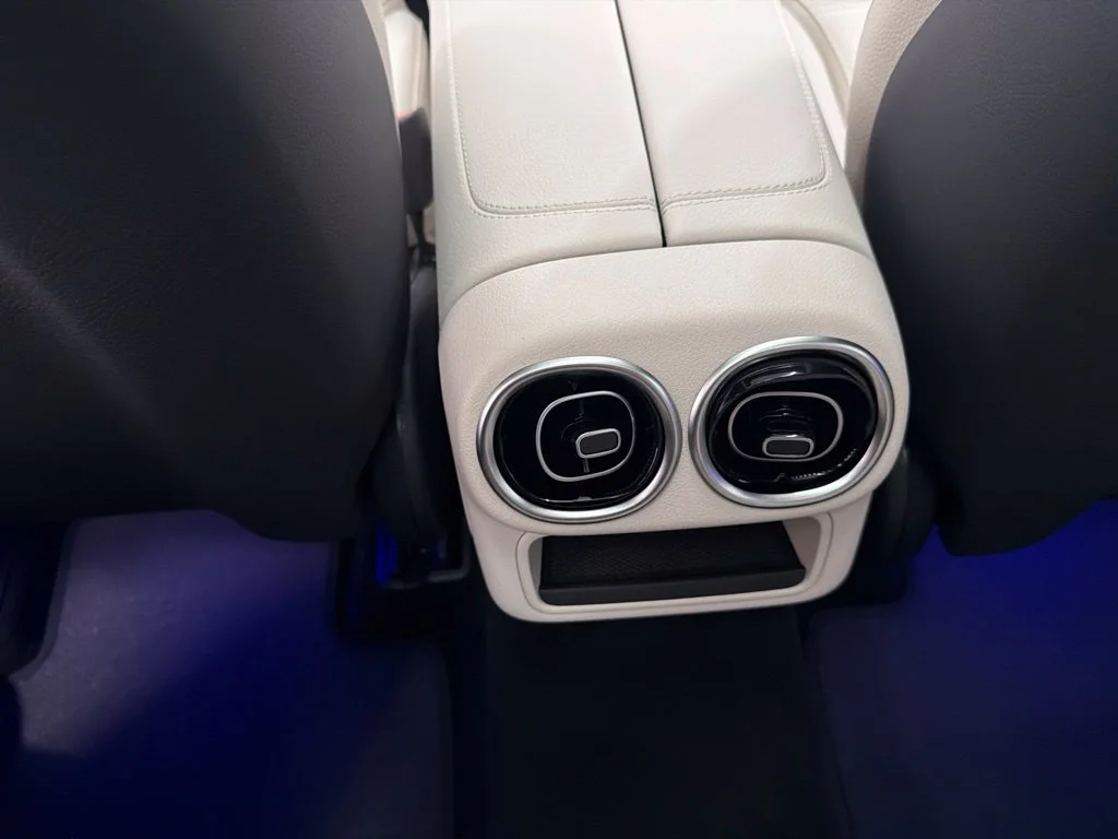 New 2027 White Mercedes-Benz GLC 300 image 23