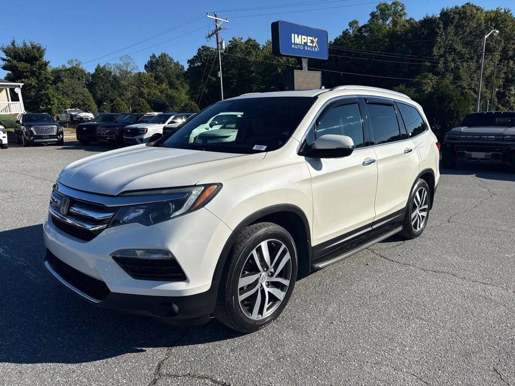 Used 2017  Honda Touring image 1