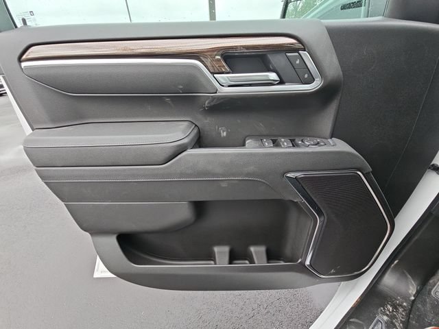 New 2026 Summit White Chevrolet LT (2FL) image 24