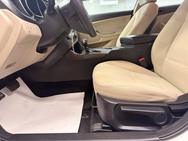 Used 2015 White Kia LX image 9