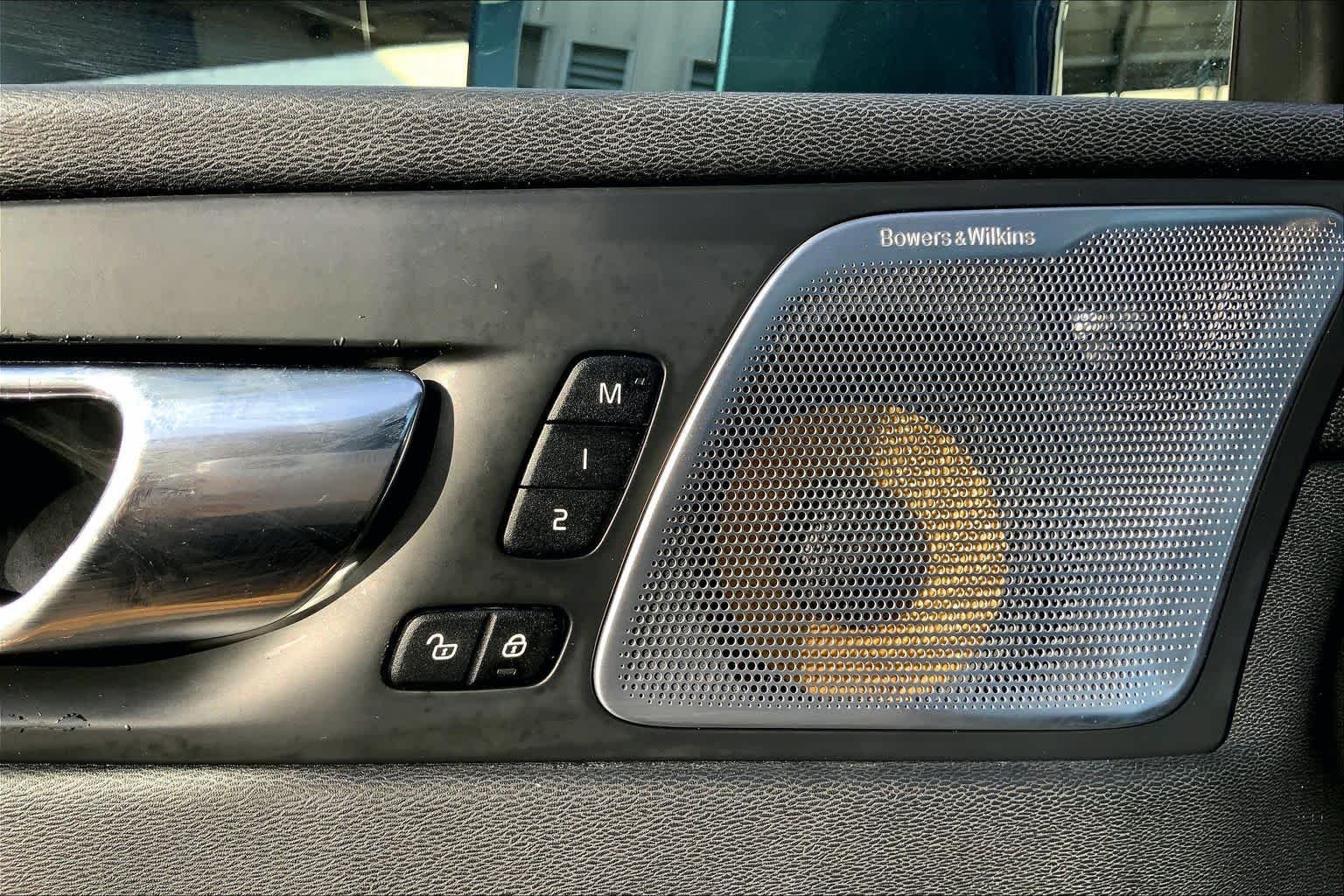 Used 2018 Denim Blue Metallic Volvo Momentum image 10