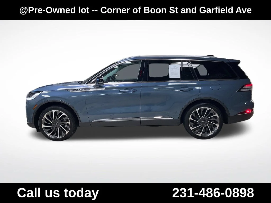 Used 2025 Blue Lincoln Reserve image 2