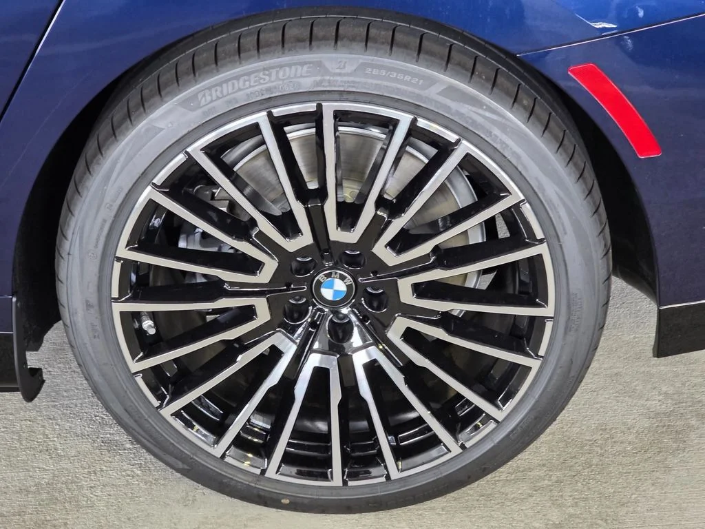 New 2026 Tanzanite Blue II Metallic BMW 750e xDrive image 5