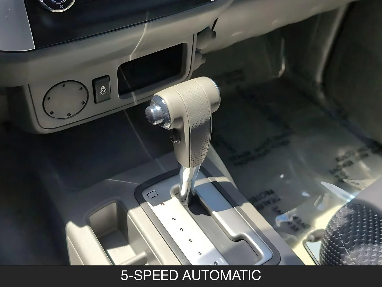 Used 2016 Glacier White Nissan Desert Runner image 21