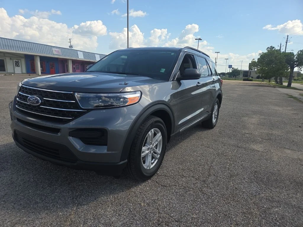 Certified Used 2023 Gray Ford XLT image 3