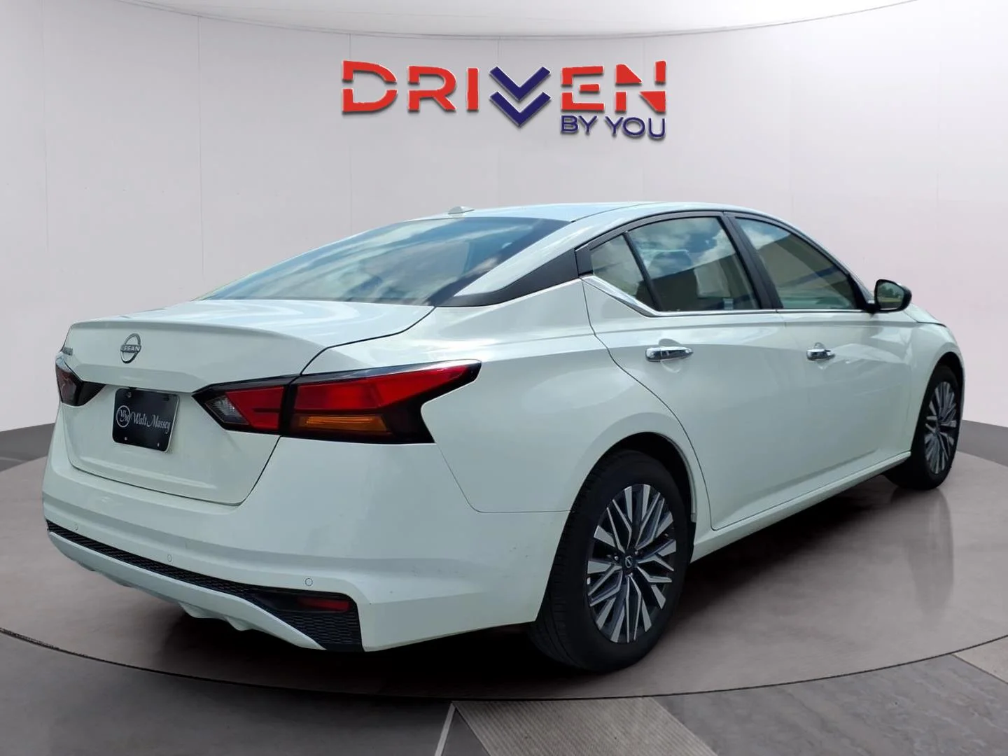 Used 2025 Glacier White Nissan SV image 5