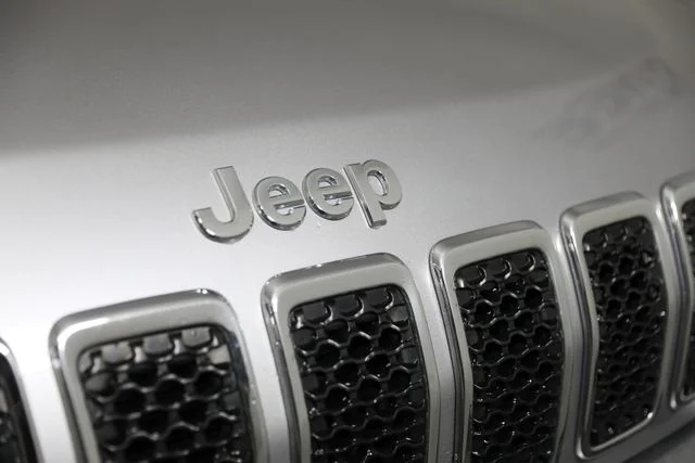 Used 2020 Silver Jeep Latitude image 9