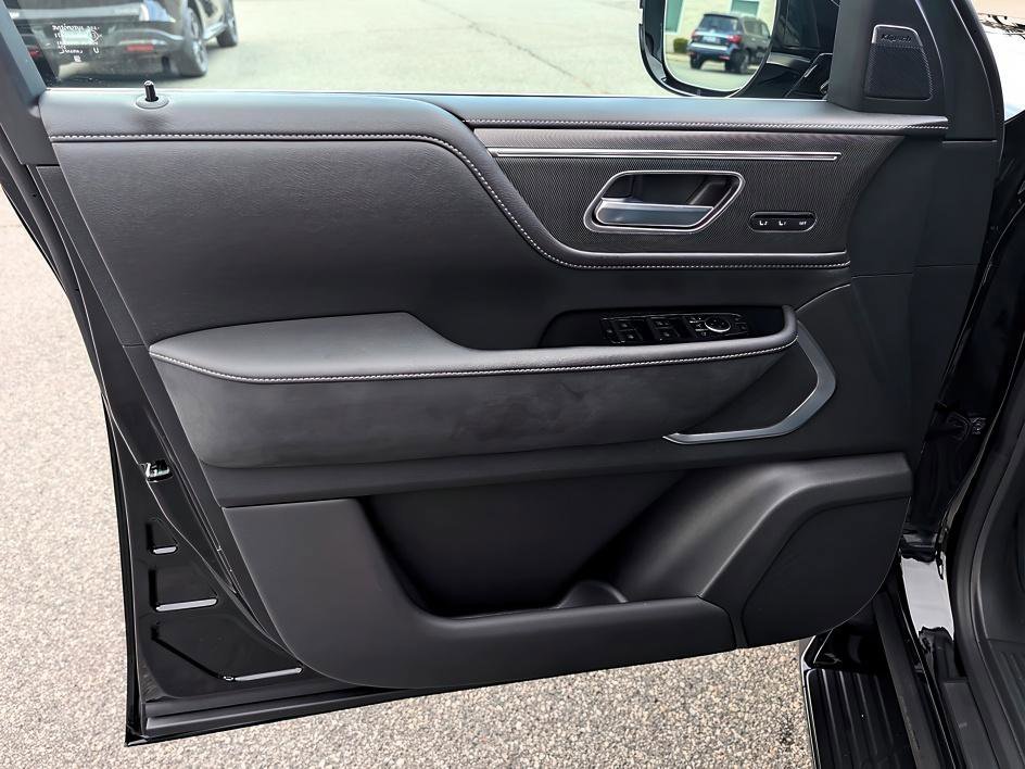 New 2026 Black Obsidian INFINITI LUXE image 9