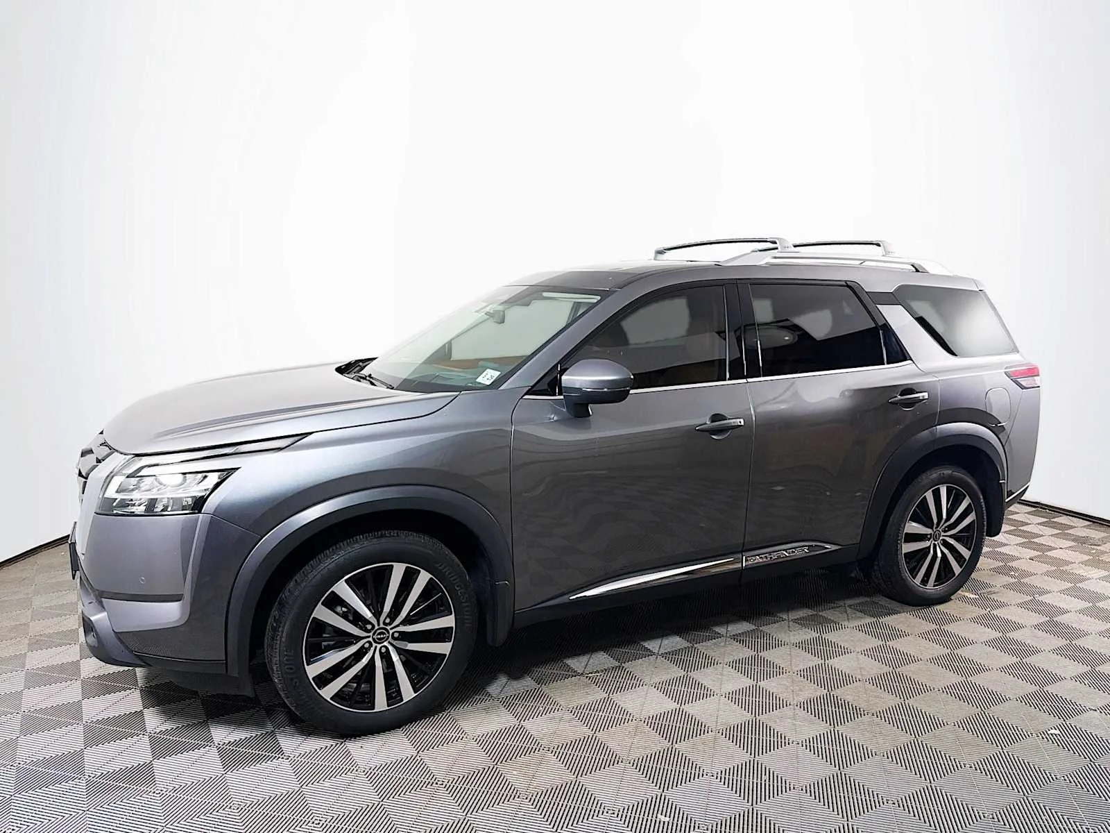2024 Nissan Pathfinder Platinum 4WD's photo